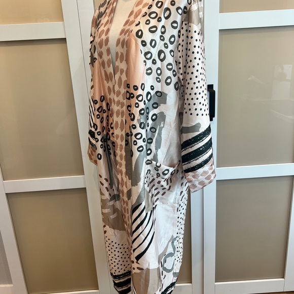 Satiny Robe w/animal print patterns - Picture 4 of 6